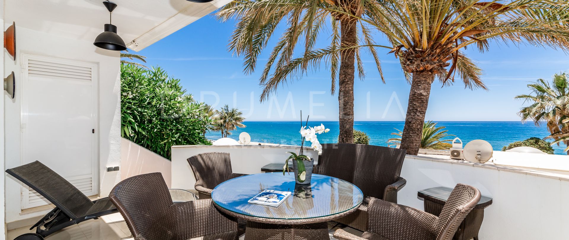 Vackert radhus vid stranden med öppen havsutsikt, Golden Mile, Marbella