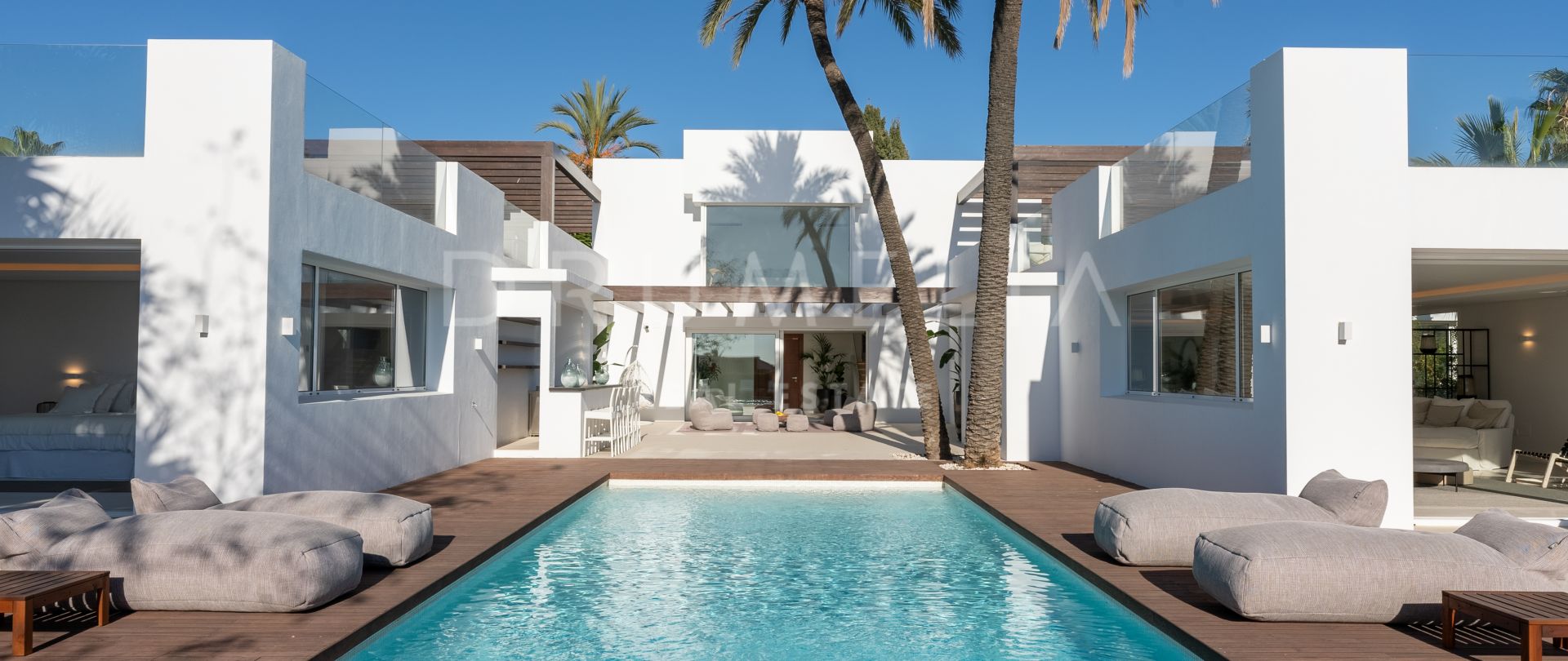 Nouvelle villa contemporaine exceptionnelle sur la plage de Las Chapas, à Marbella Est.