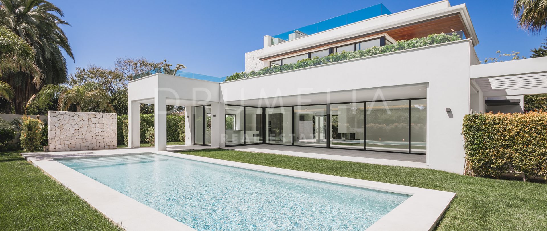 Nieuwe luxe villa in minimalistische stijl aan de kust van Casasola, Estepona