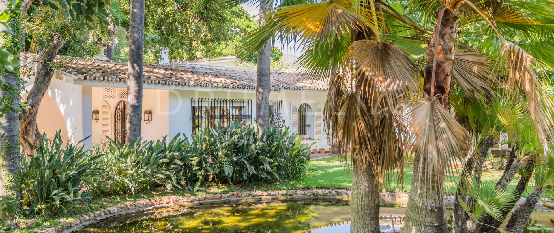 Charming Luxury House with Lake, Pool and Cottage in Nagueles, Golden Mile