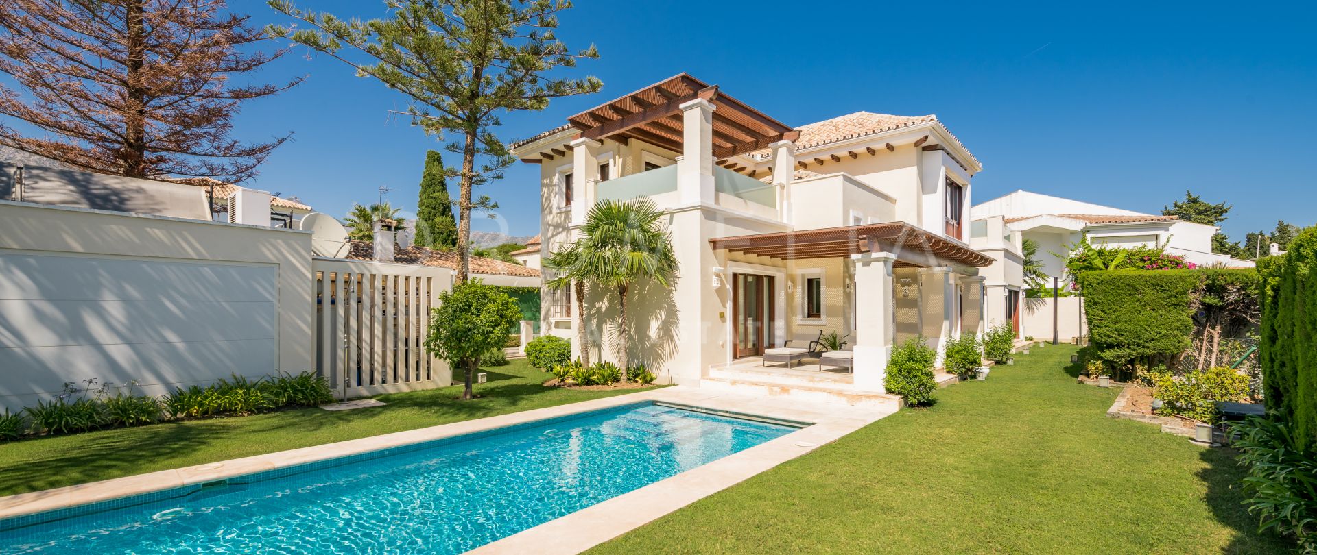 Prachtige klassieke High-End villa aan het strand in Casablanca, Marbella Golden Mile