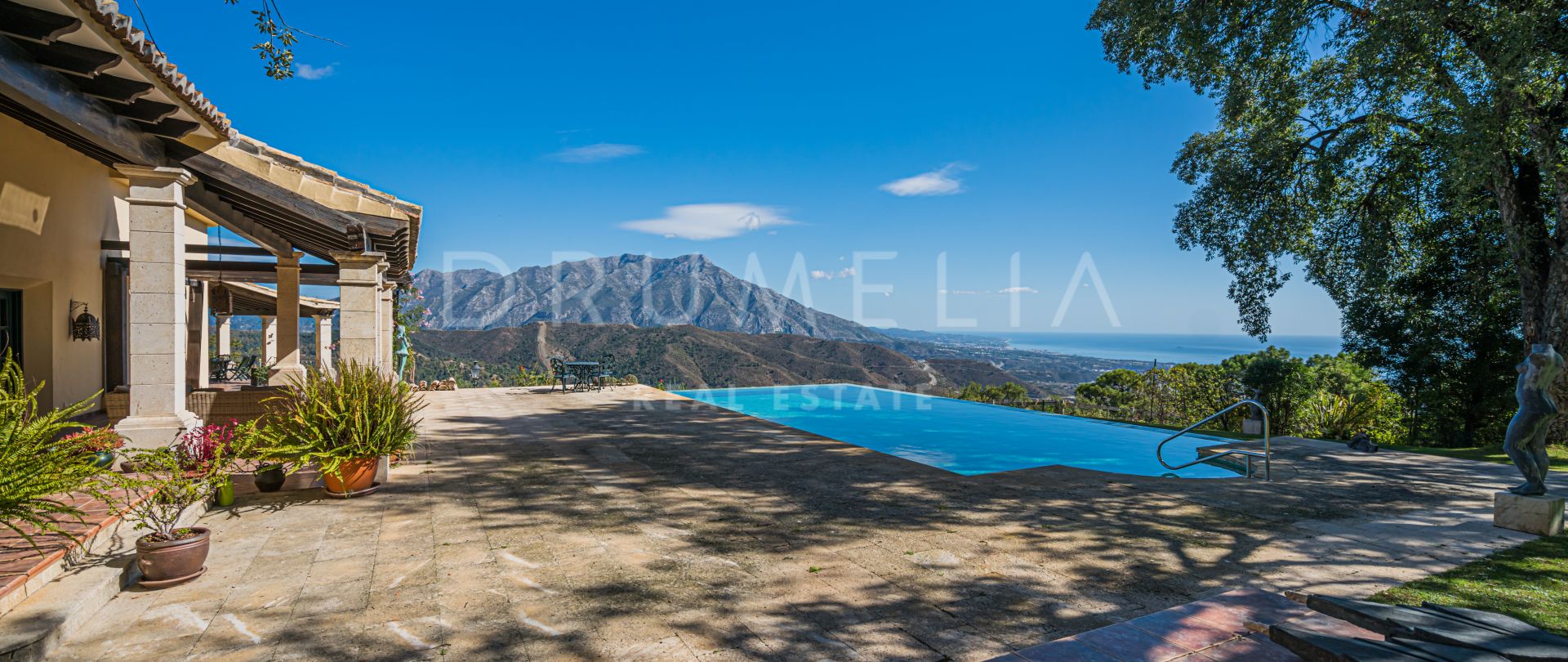 Impresionante Villa de lujo rústica con vistas al mar y majestuosas montañas en venta en La Zagaleta, Benahavis