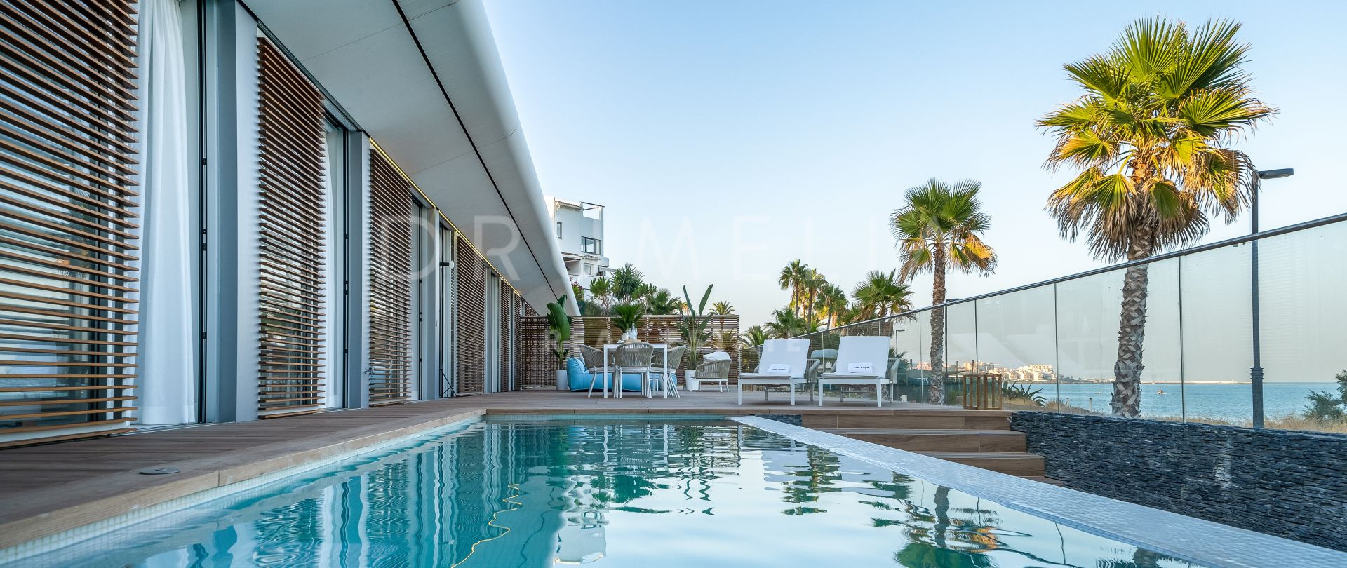 Incroyable villa individuelle dans une urbanisation de luxe en première ligne de plage à Estepona.