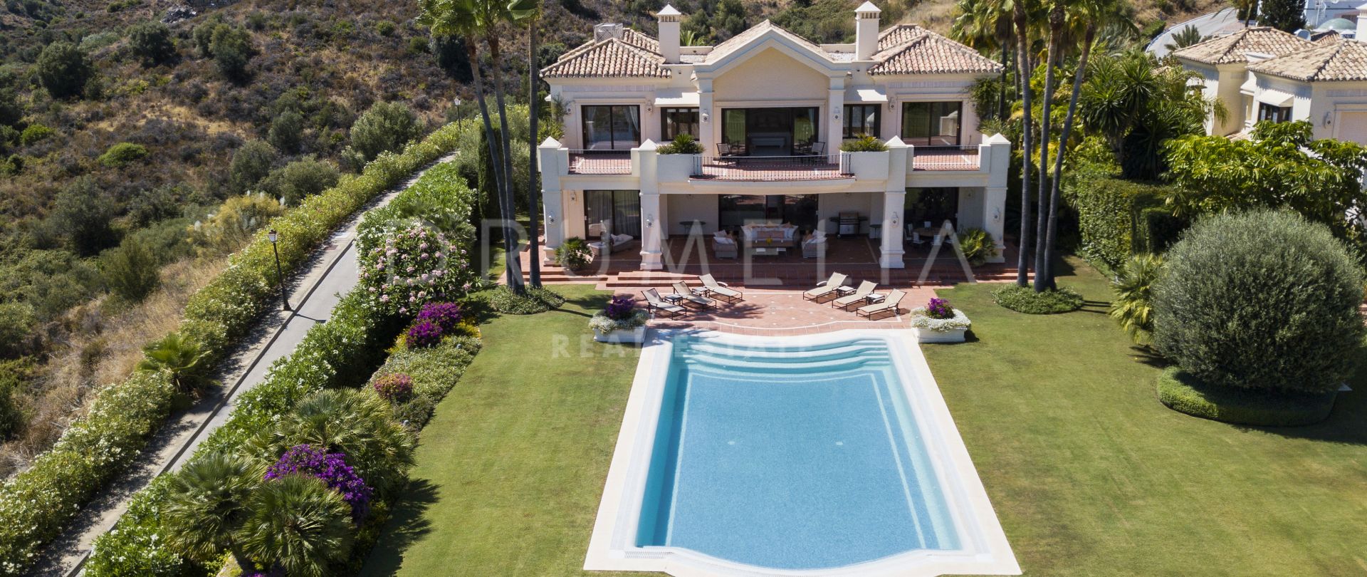 Imponerande klassisk villa med havsutsikt i den exklusiva Marbella Hill Club