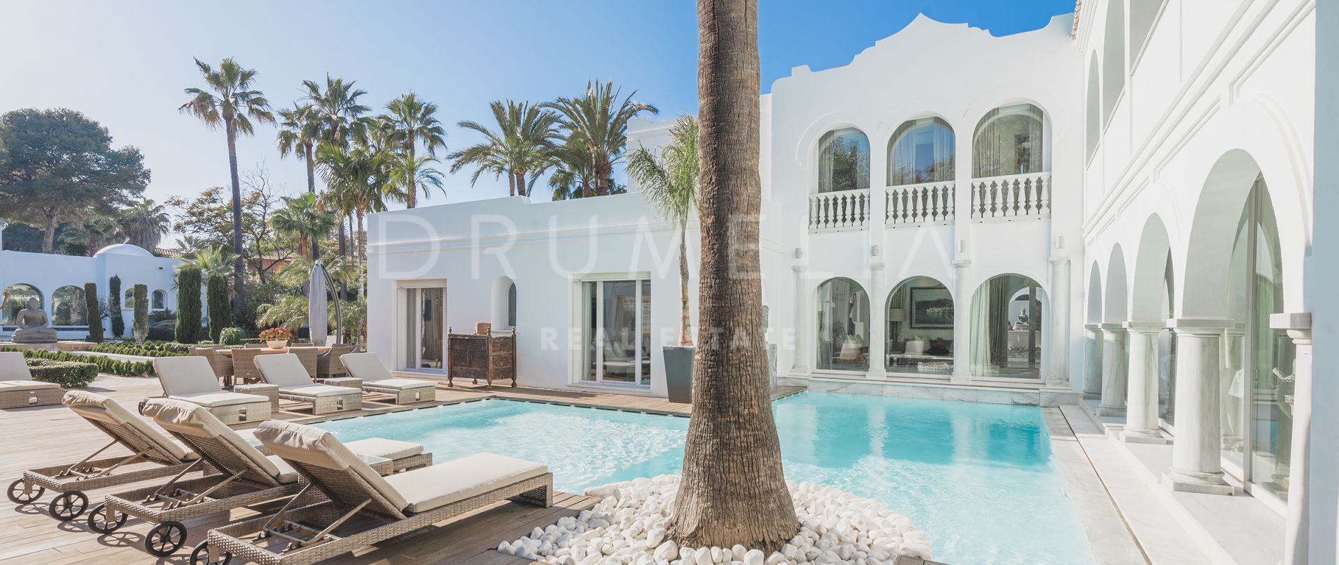 Luxe villa in Andalusische stijl, op enkele meters van het strand in Guadalmina Baja