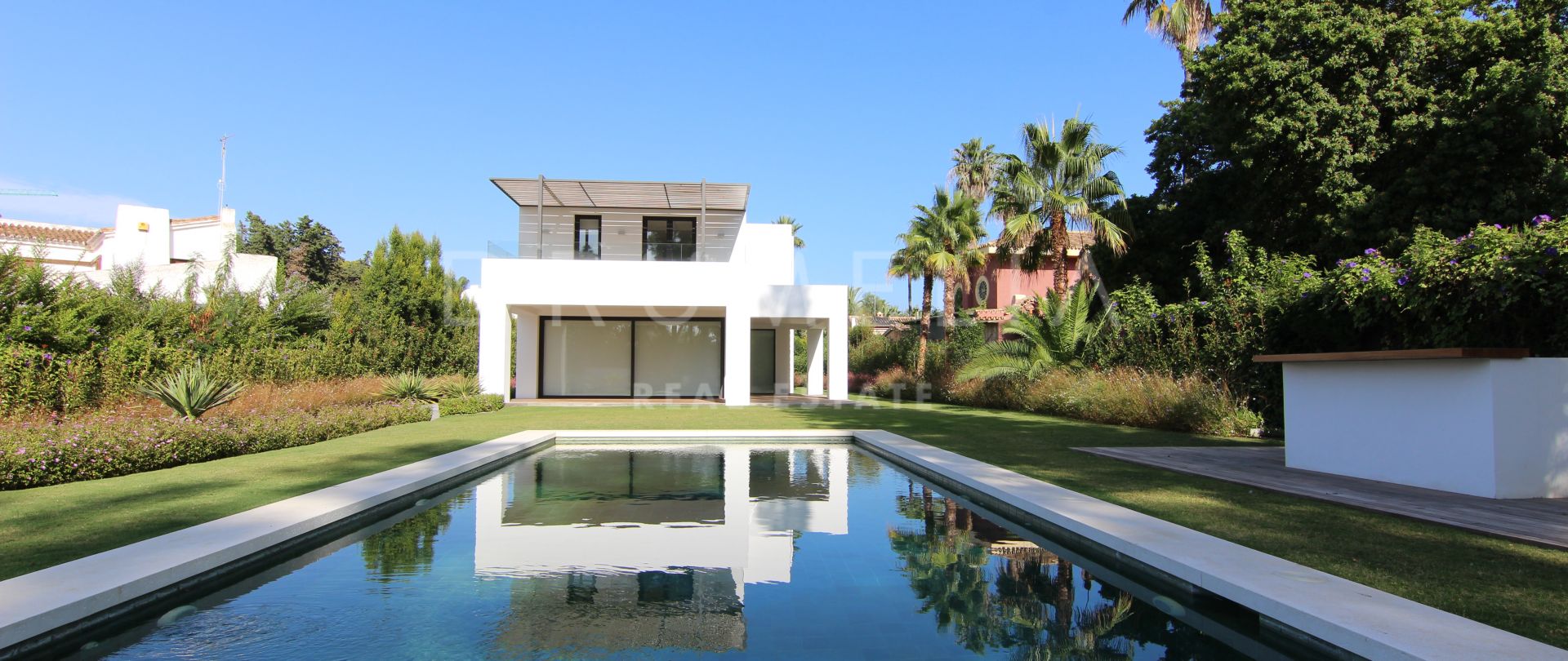 Wunderschöne moderne Luxus-Villa direkt am Strand in Guadalmina Baja, San Pedro
