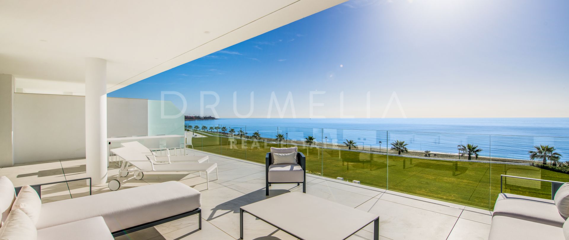 Luxe modern appartement aan het strand met verreikend uitzicht op zee, Estepona