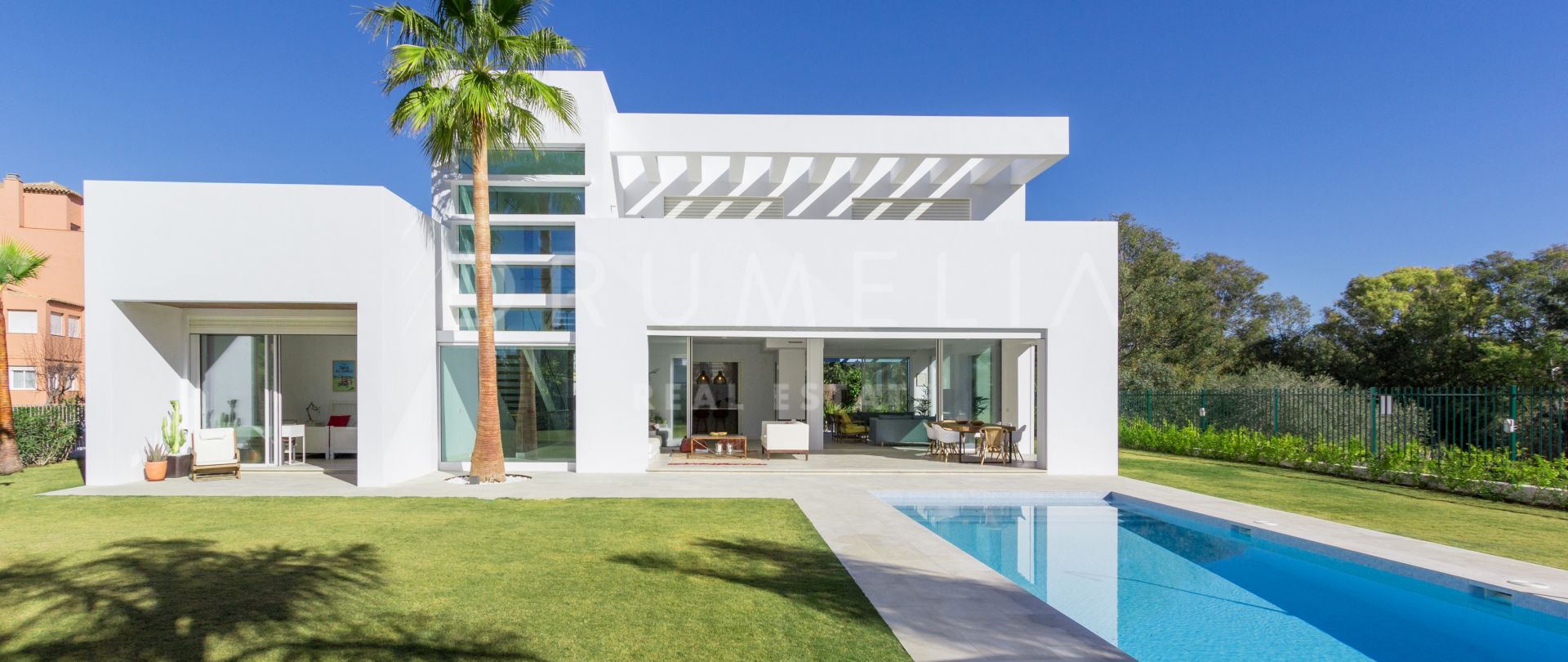 Nueva Moderna Villa con gran terraza en venta en Guadalmina Baja, San Pedro de Alcantara, Marbella