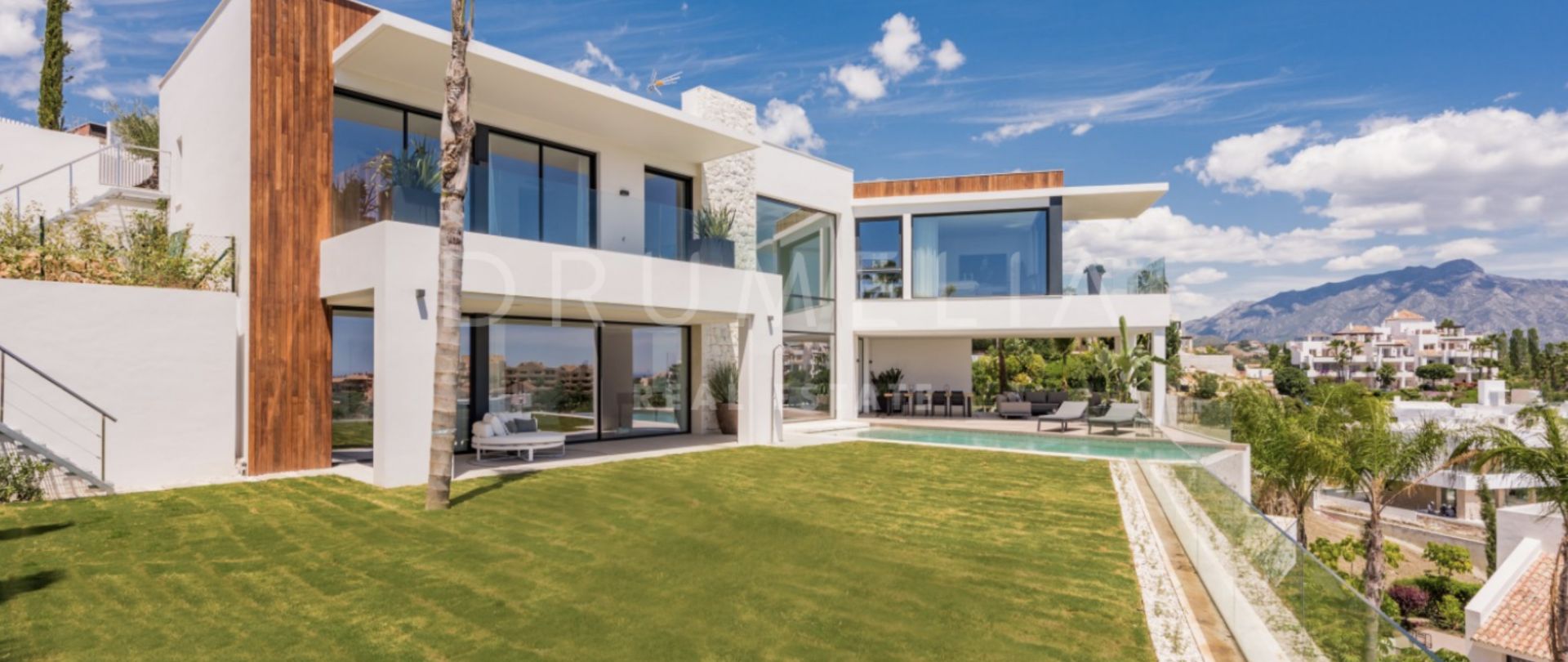 Spektakulär modern villa med panoramautsikt i Alqueria, Benahavis