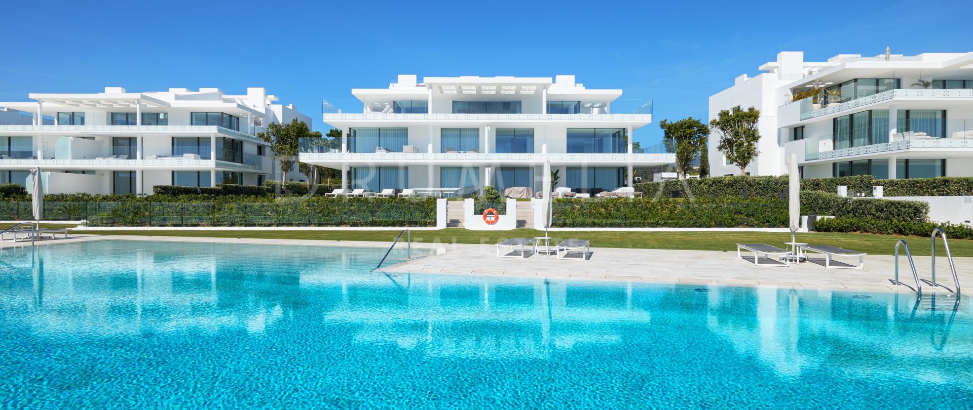 En unik lyxig strandnära lägenhet med havsutsikt, Estepona