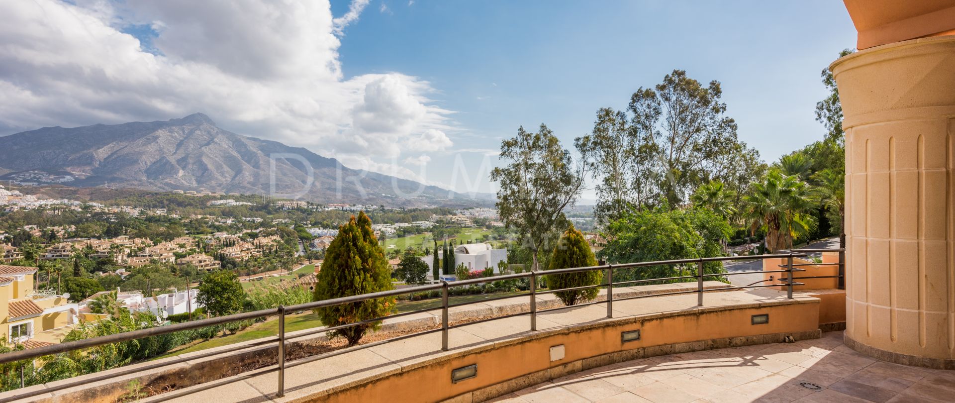 Stijlvol duplex penthouse met uitzicht op La Concha in Nueva Andalucía
