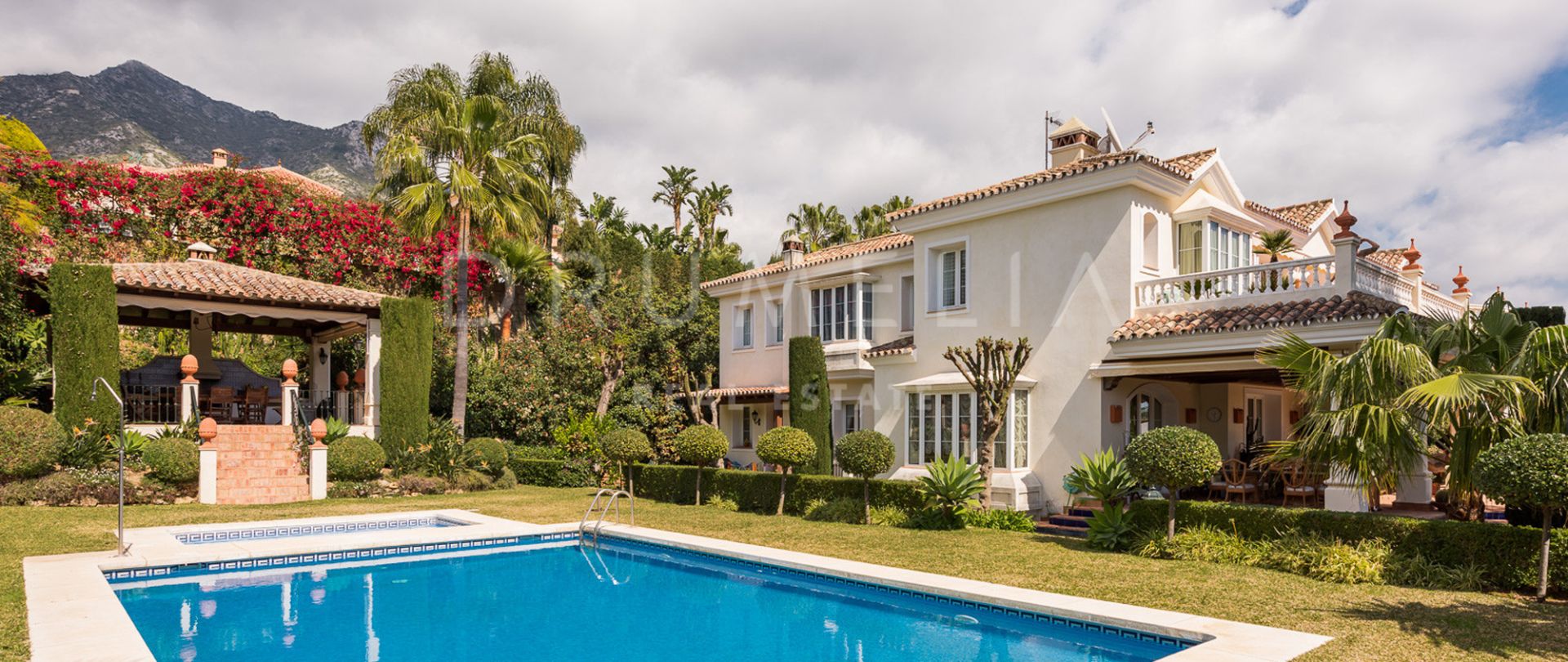 Elegante casa de lujo con vistas panorámicas en Sierra Blanca, la Milla de Oro de Marbella