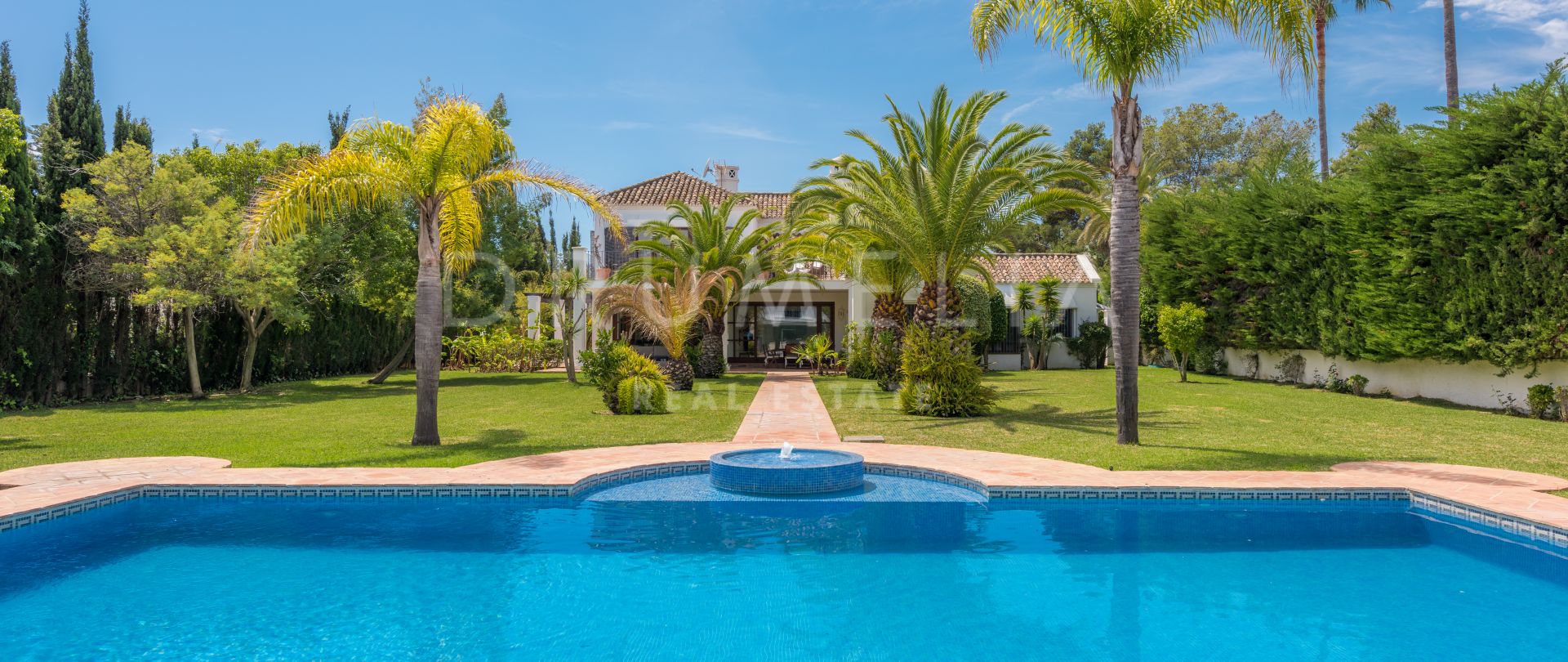 Magnífica casa clásica mediterránea de lujo en Guadalmina Baja, San Pedro de Alcántara, Marbella