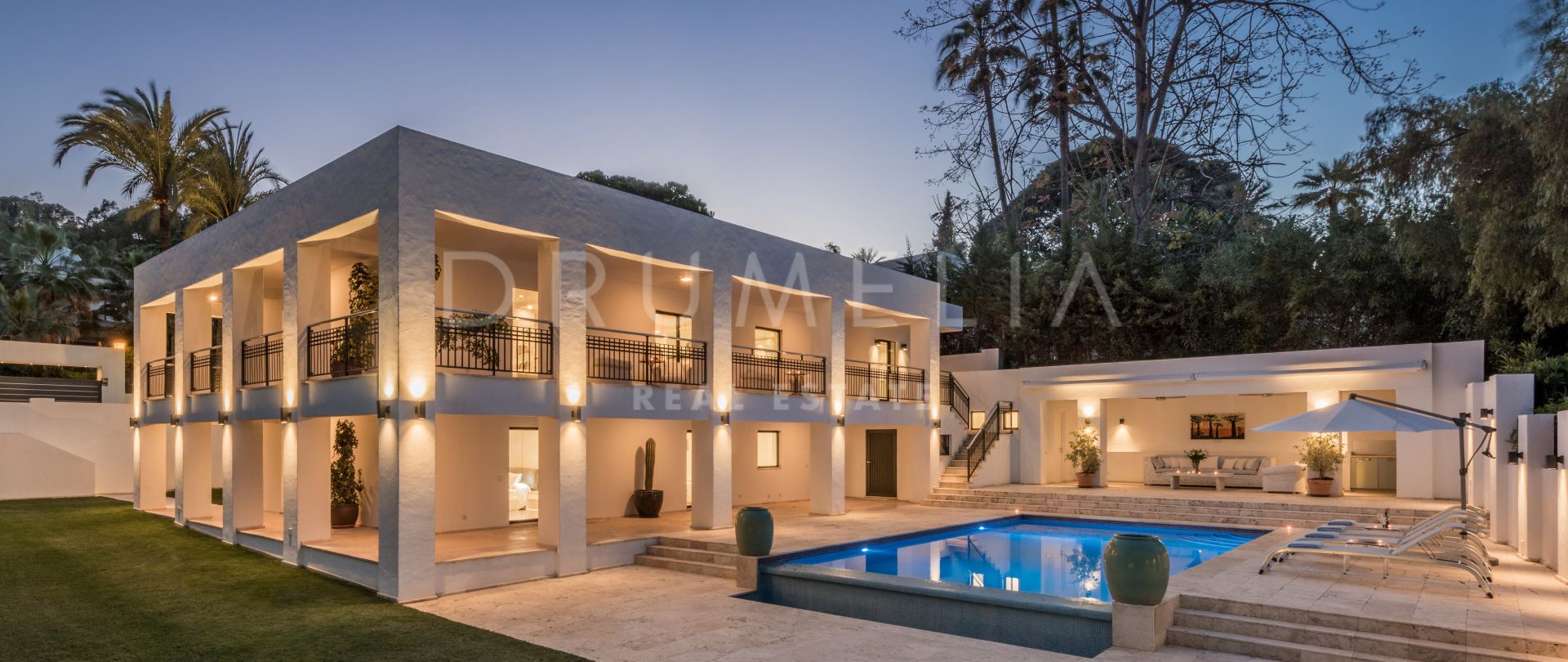 Spectaculaire modernistische villa aan de voorzijde van de golfbaan in Las Brisas