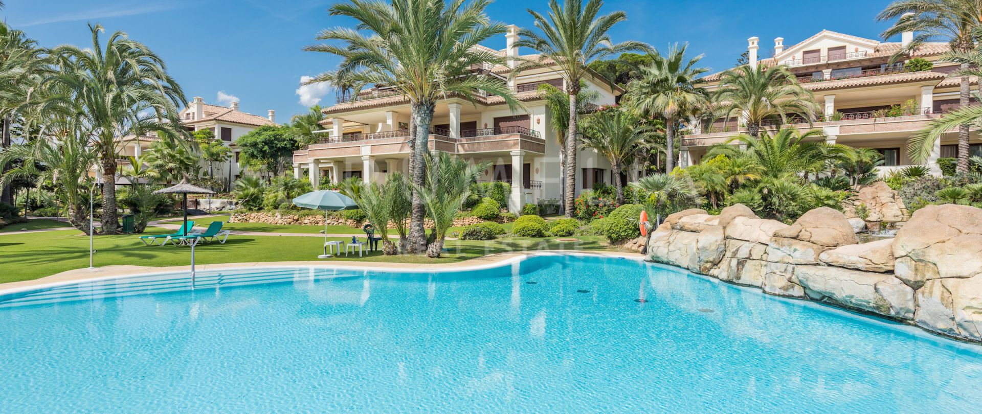 Fabuloso apartamento en primera línea de playa en Los Monteros Playa, Marbella Este