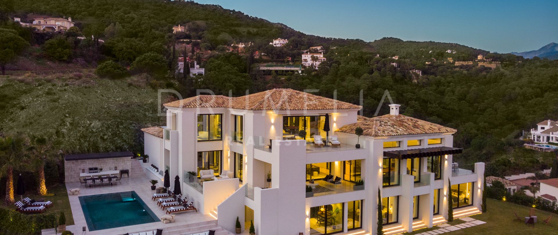 Preciosa casa de lujo nueva y moderna con fantásticas vistas al mar en El Madroñal, Benahavís