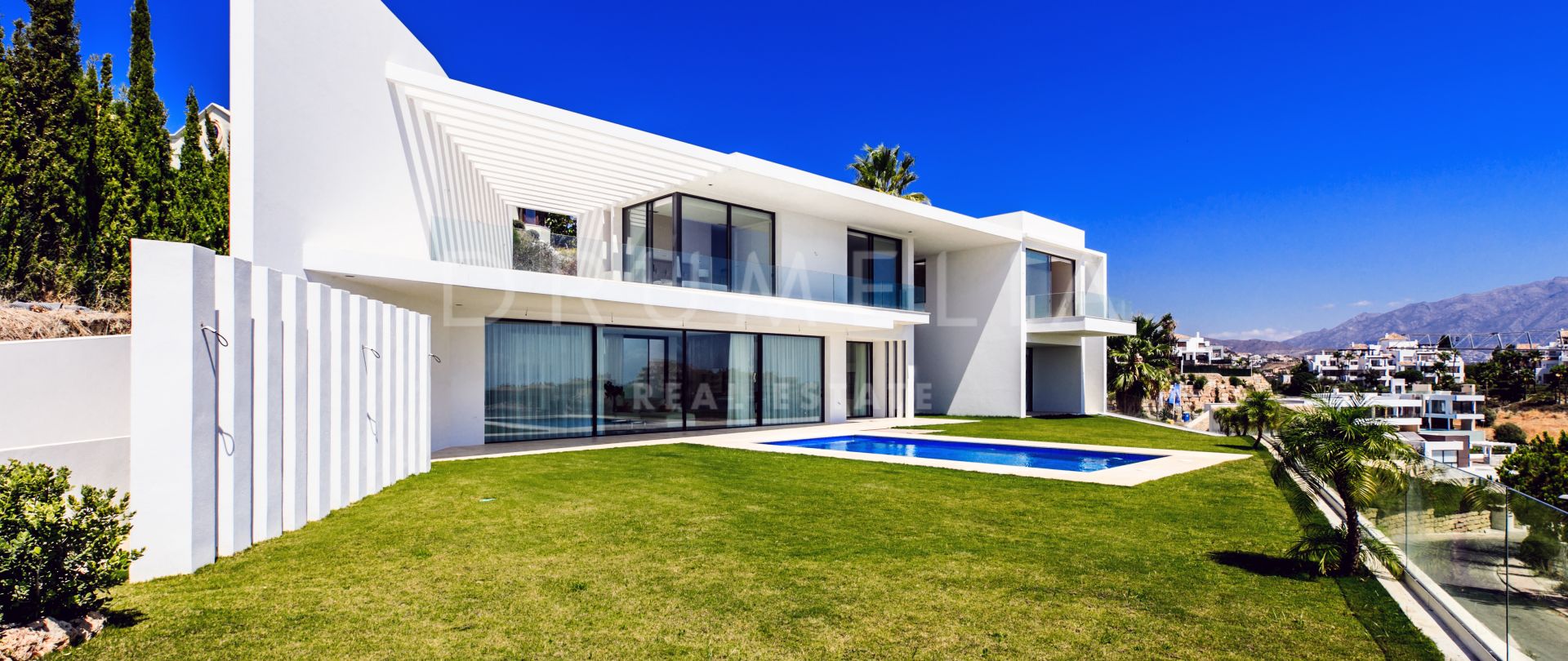 Imposante nieuwe luxe villa in hightech stijl in Capanes Sur