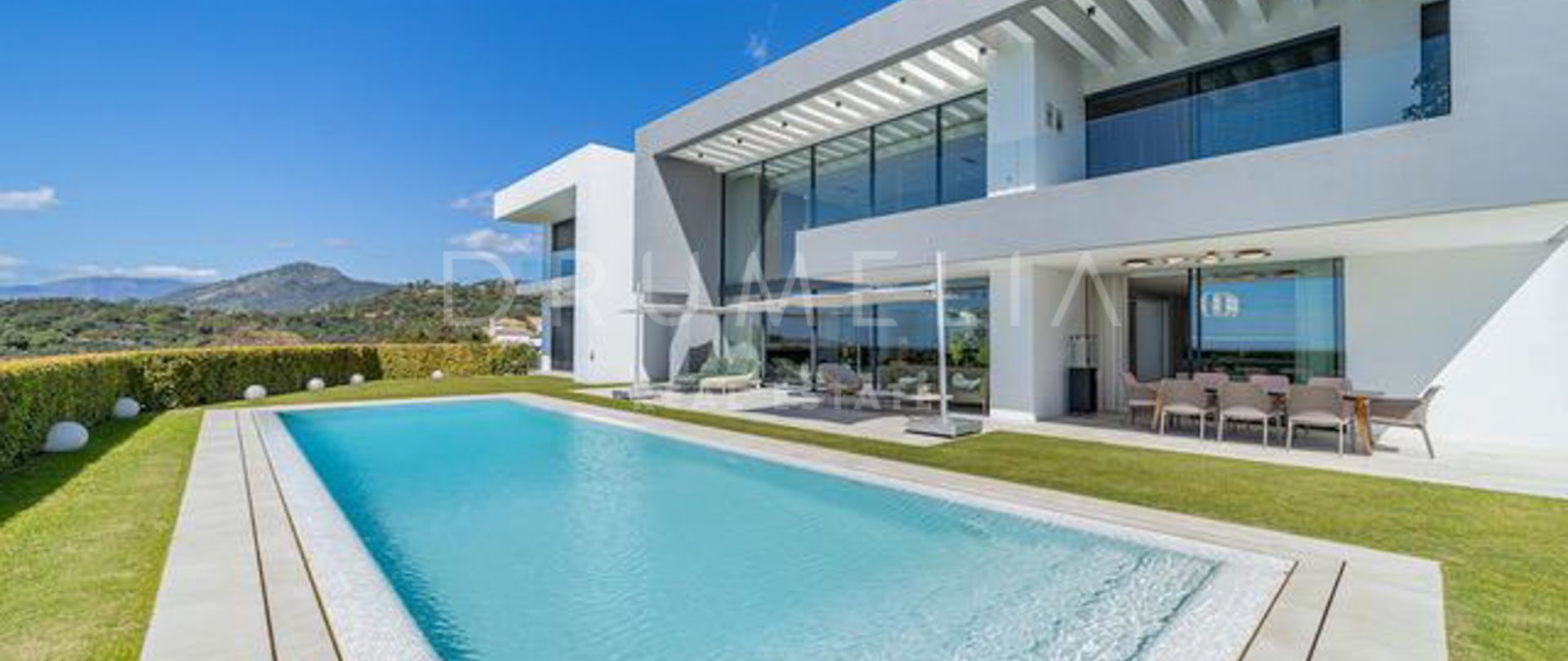 Nouvelle Magnifique villa moderne et luxueuse en première ligne de golf à Benahavis