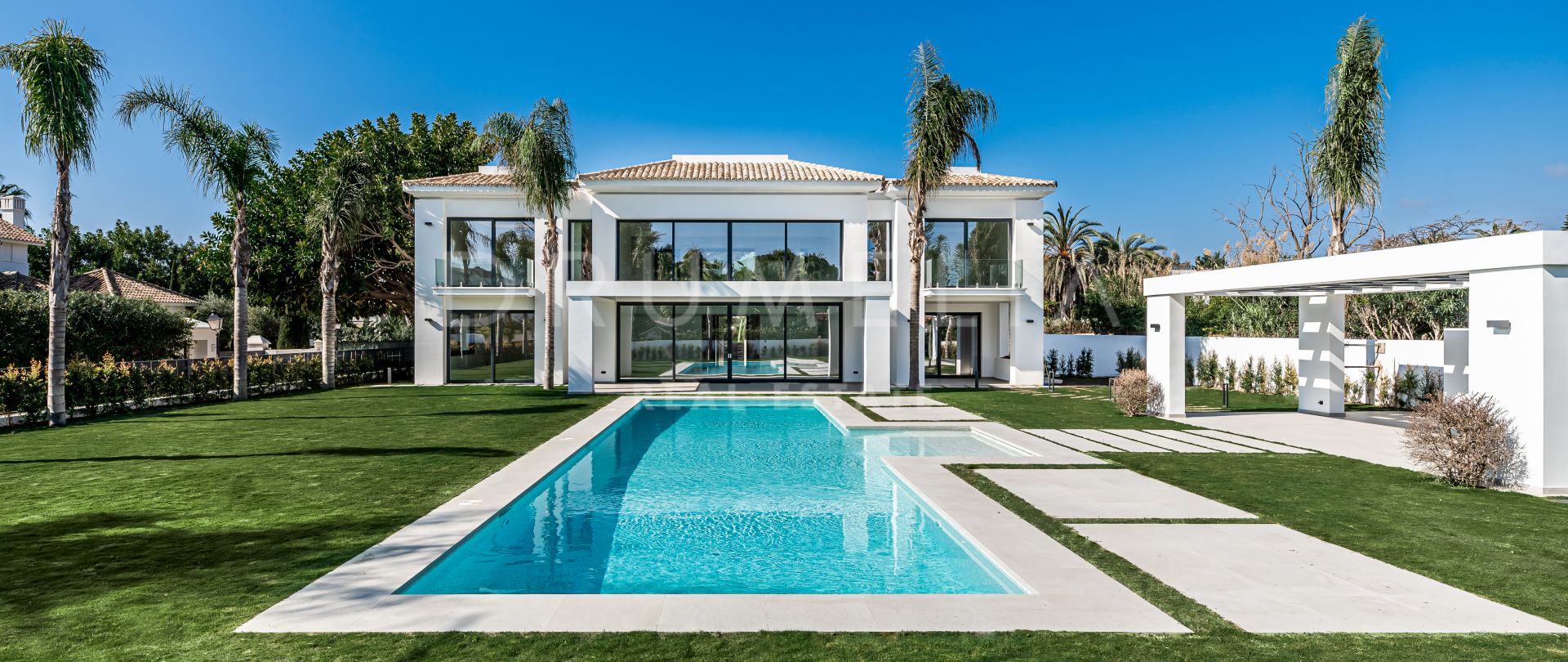 Nouvelle villa moderne de luxe en bord de mer à Casasola, Estepona