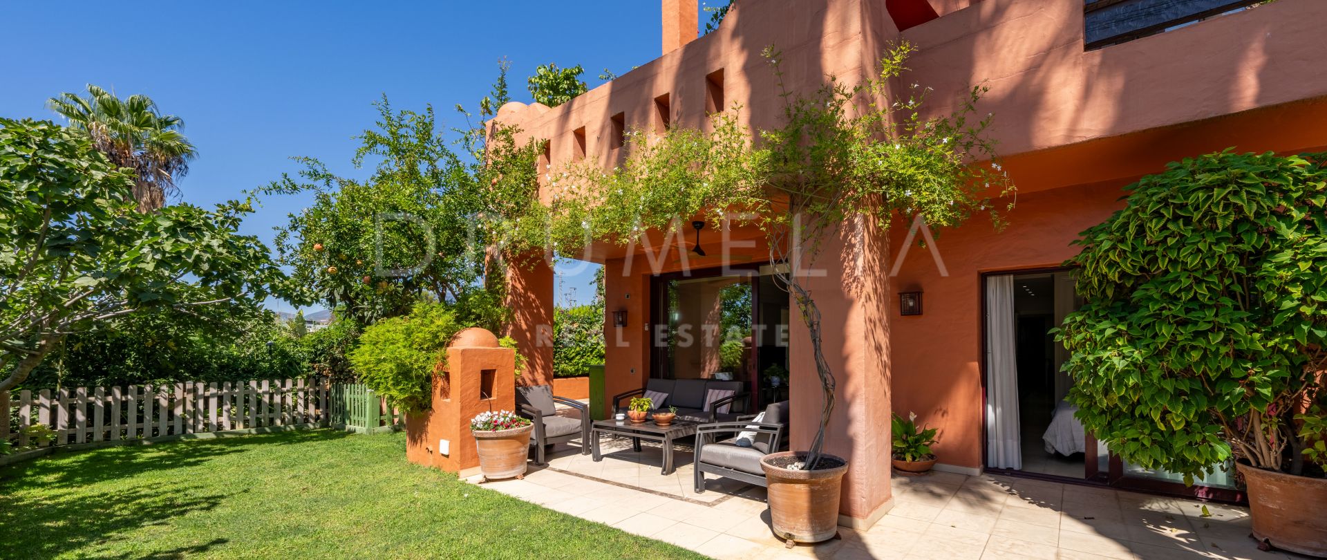 Preciosa villa adosada con vistas parciales al mar en Monte Marbella Club, Milla de Oro de Marbella