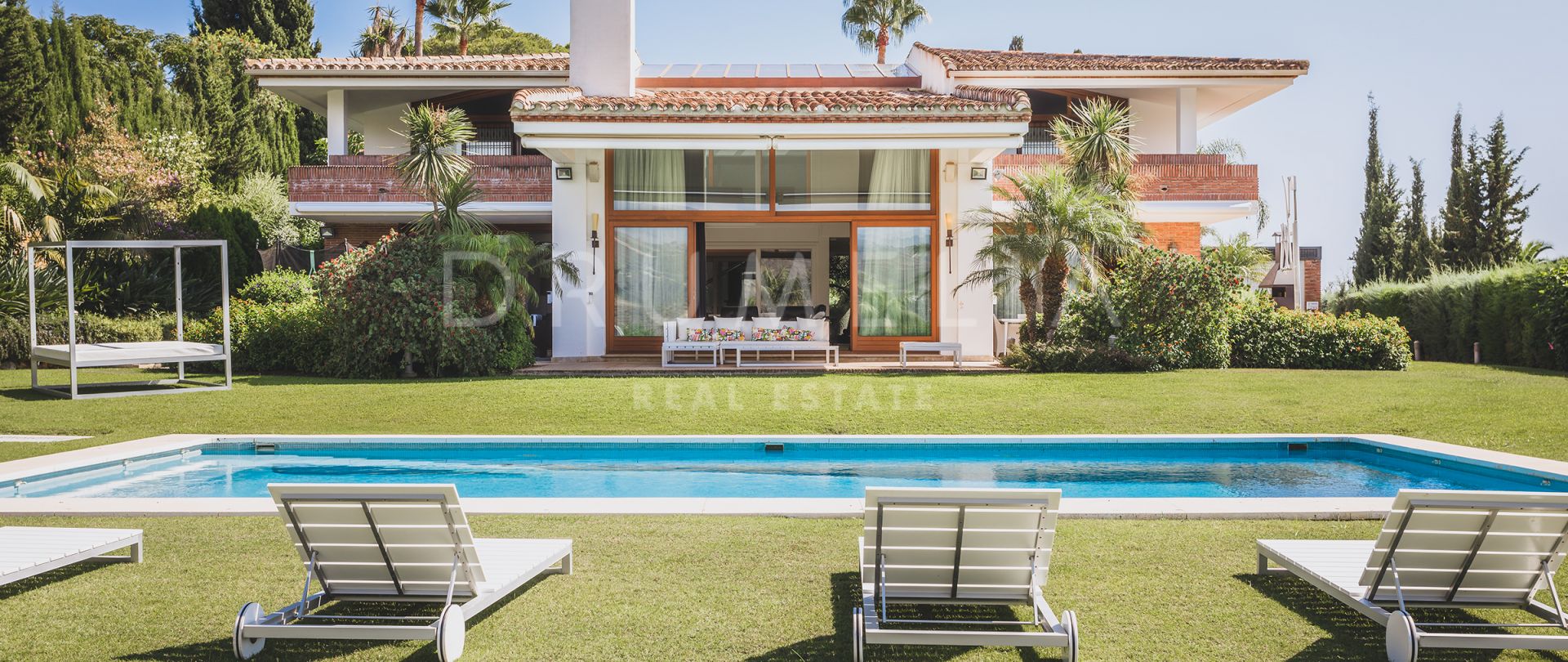 Luxe villa van moderne klassieke stijl met panoramisch zeezicht in Hacienda las Chapas, Marbella Oost
