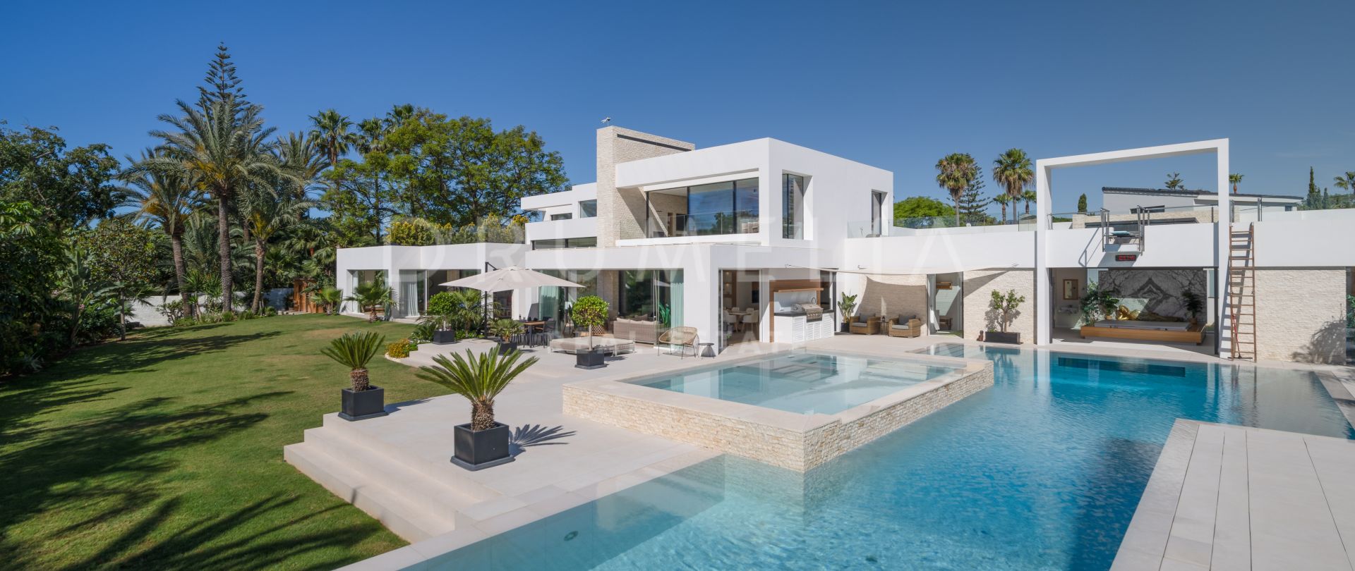 Impresionante villa moderna de lujo con impresionantes comodidades en El Paraíso, Estepona