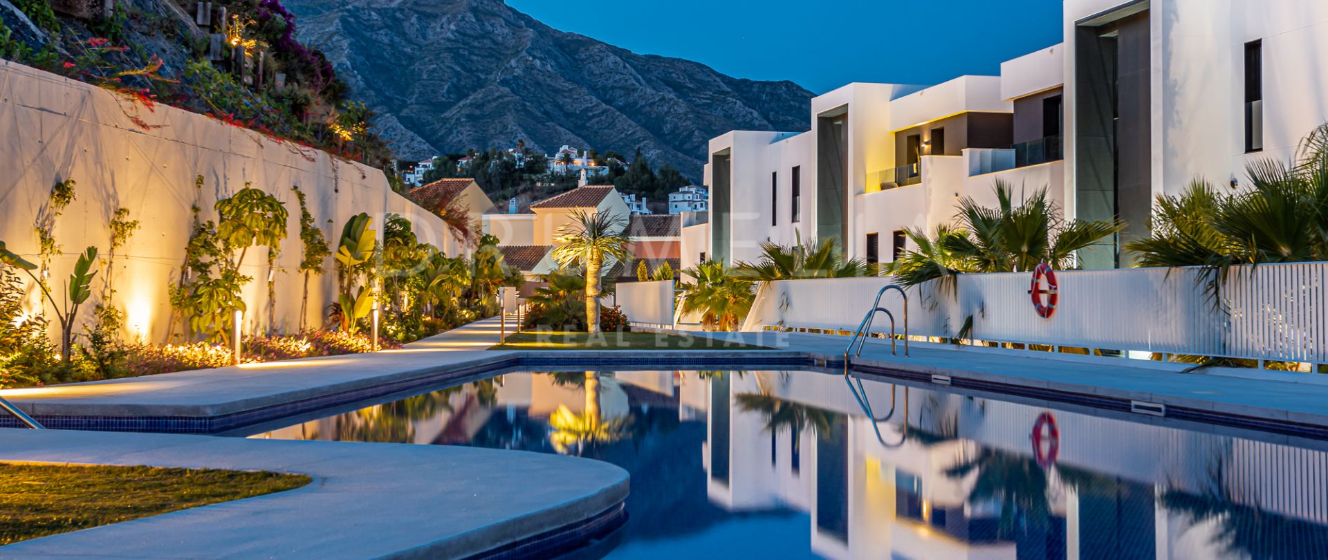 Stilvolle moderne Luxuswohnung mit Panoramablick auf das Meer in Azahar de Marbella, Nueva Andalucia