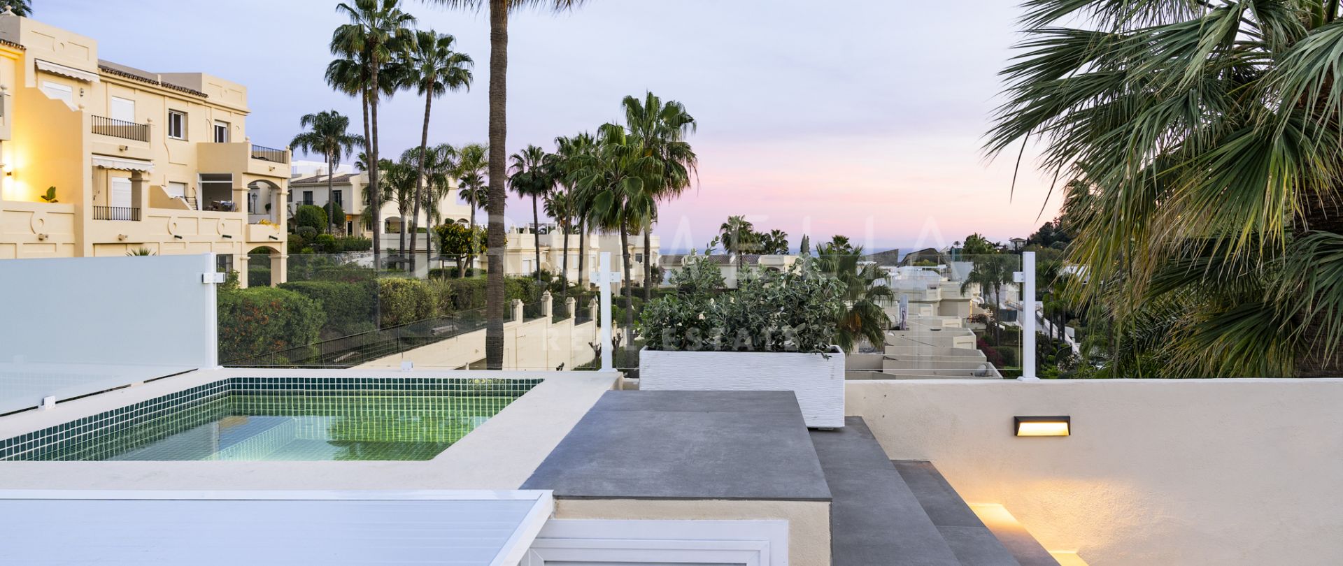 Gerenoveerd elegant en modern herenhuis met prachtig panoramisch uitzicht in La Quinta, Benahavís