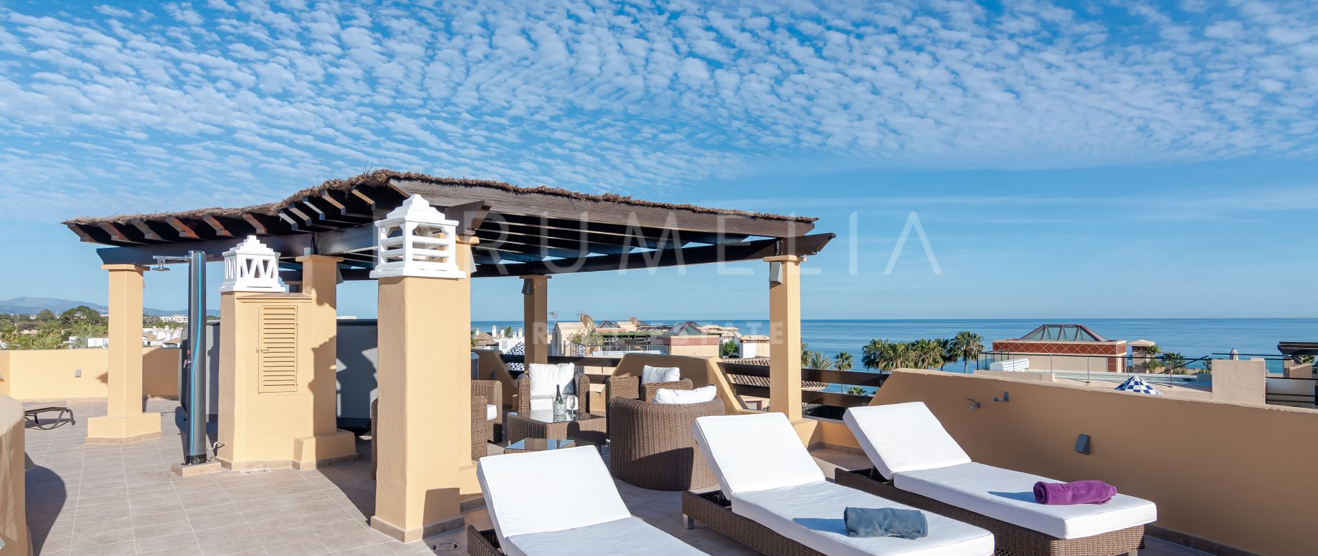 Modern luxe penthouse aan het strand met uitzicht op zee en Hampton-stijl interieur in Costalita, Estepona