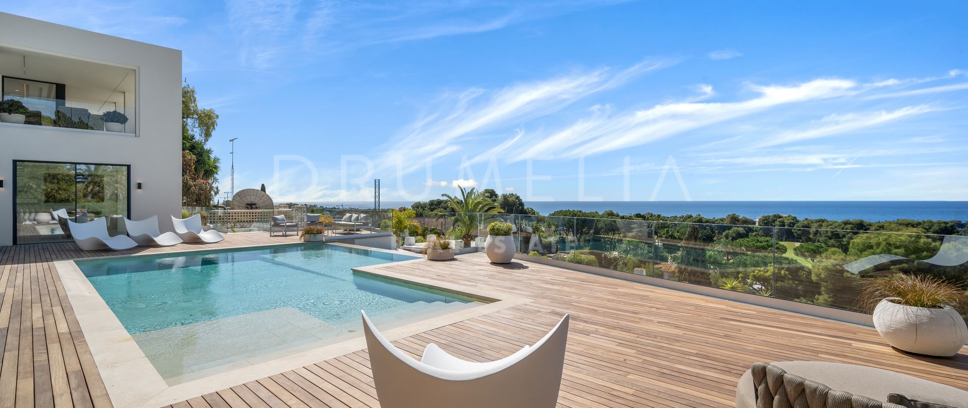 Nouvelle villa de style contemporain avec une vue magnifique sur la mer dans le prestigieux Rio Real, Marbella
