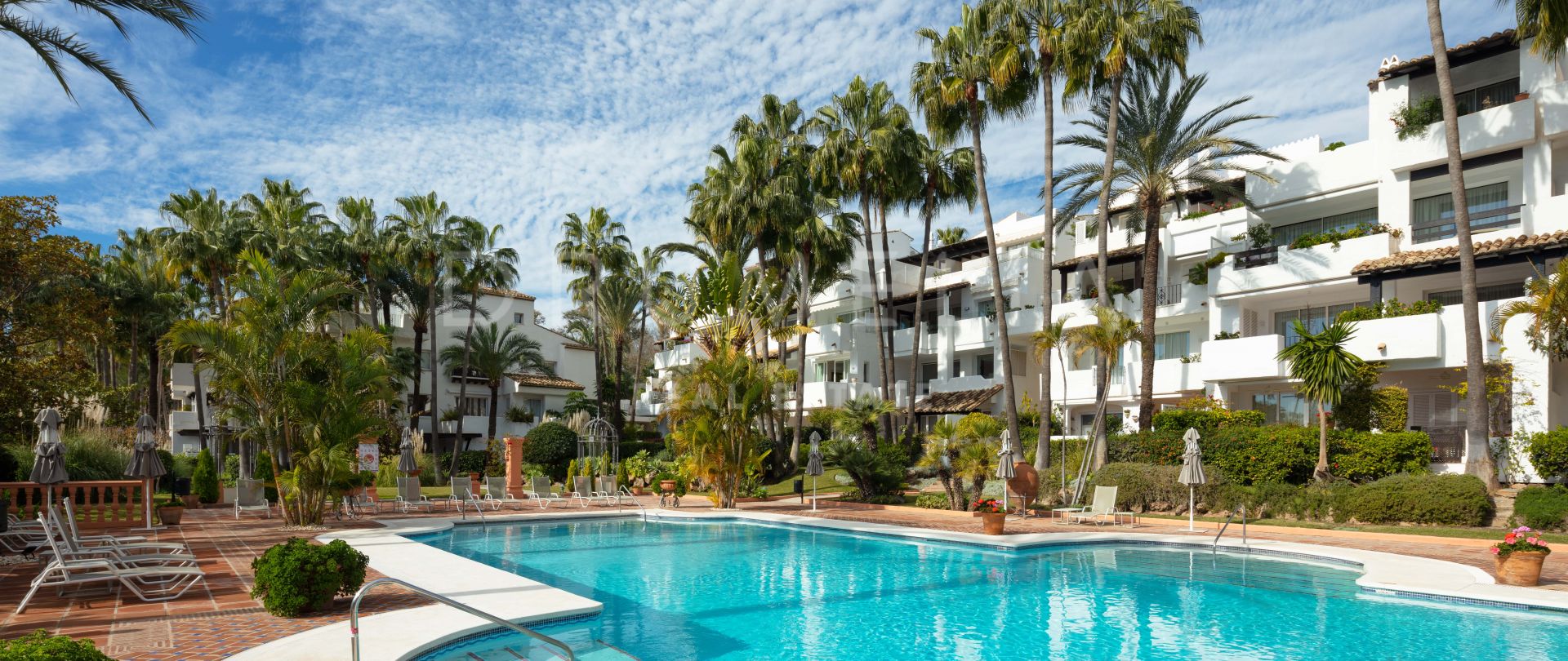 Gerenoveerd stijlvol en modern luxe appartement in chique Marina Puente Romano, Marbella Golden Mile