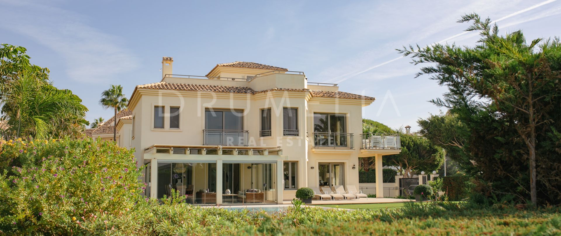 Prachtige luxe villa aan het strand met fantastisch open zeezicht in Marbella Oost.