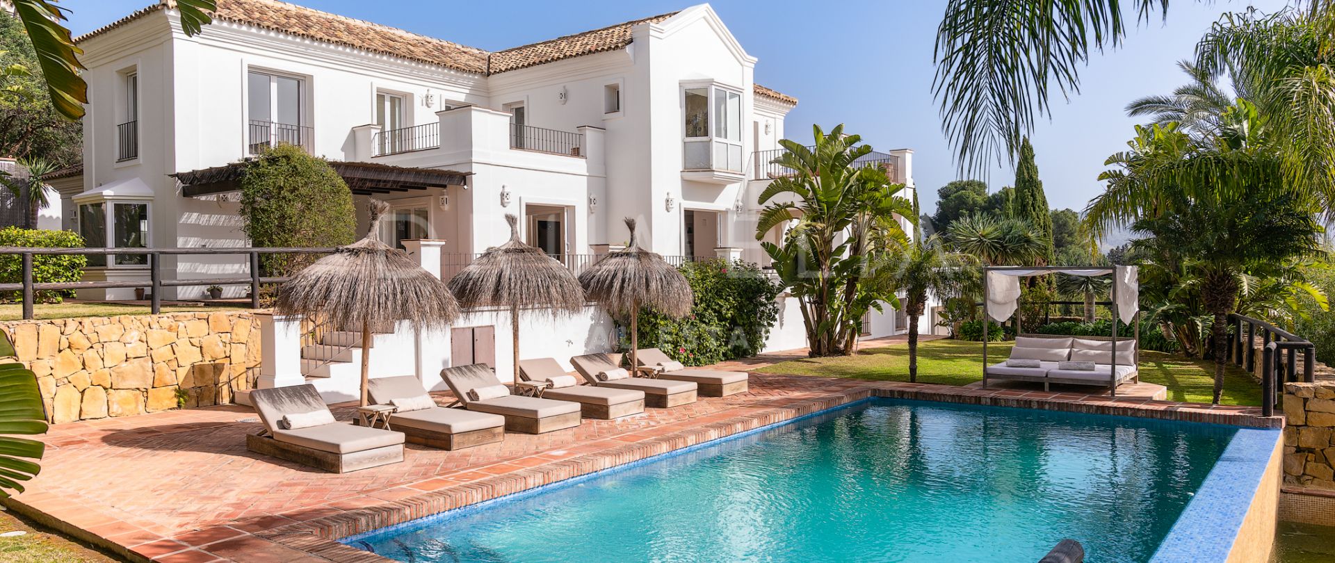 Villa de lujo reformada con vistas espectaculares en Los Altos de los Monteros, Marbella Este