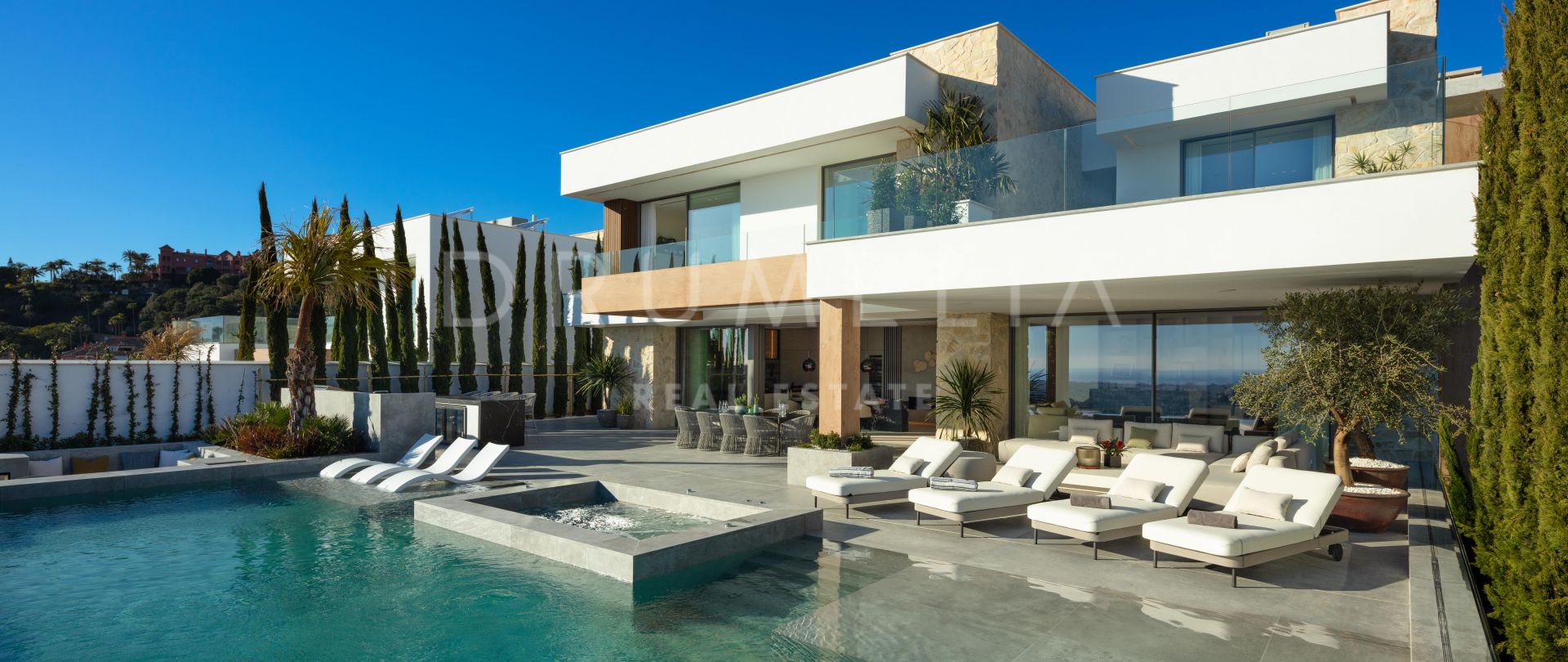Wunderschöne luxuriöse und moderne Villa mit atemberaubendem Meerblick in El Herrojo, Benahavís