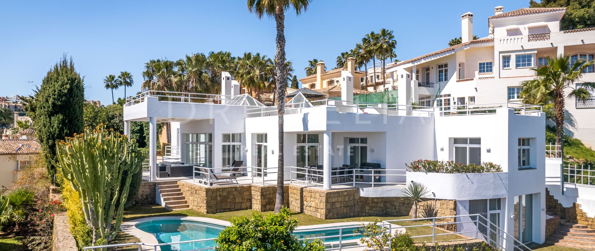Renoverad modern lyxvilla med panoramautsikt i El Herrojo, högklassiga La Quinta, Benahavis
