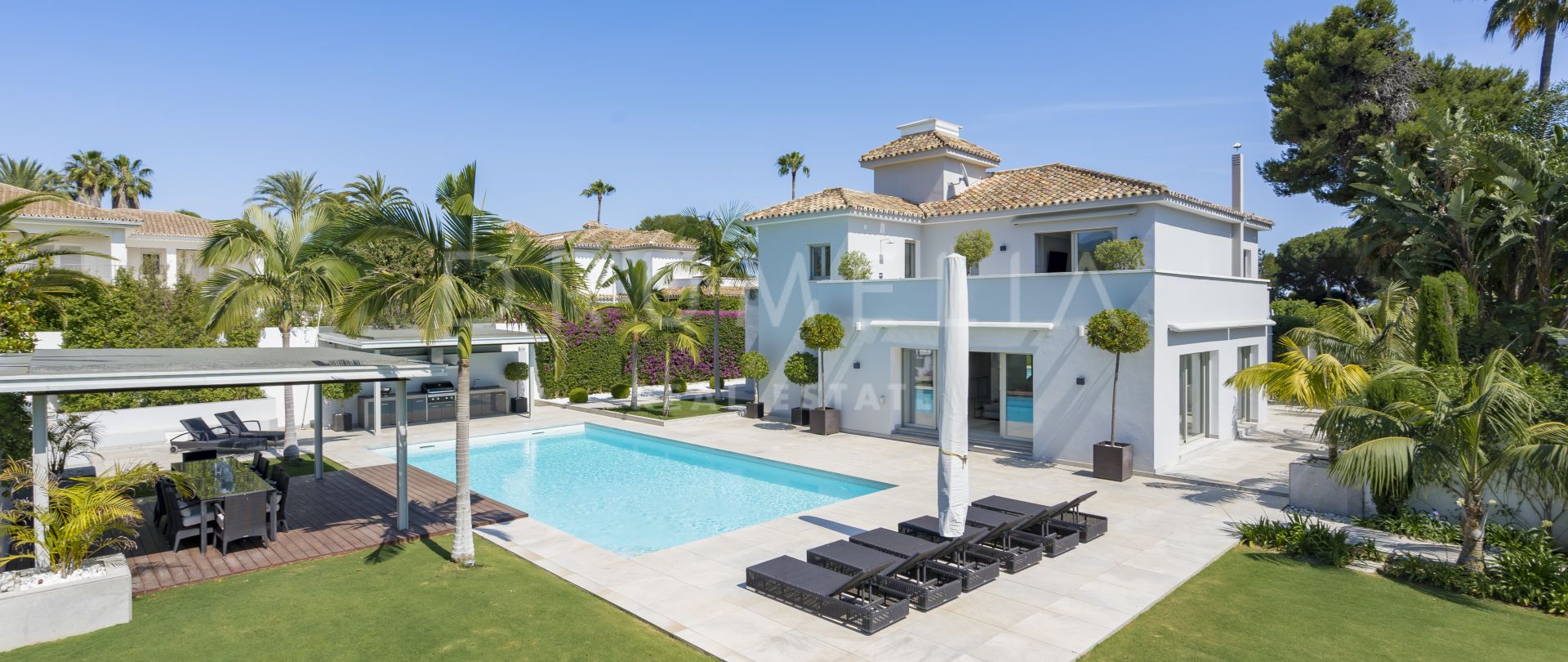 Elegante villa de lujo moderna reformada junto a la playa con casa de invitados en El Paraíso Barronal, Estepona