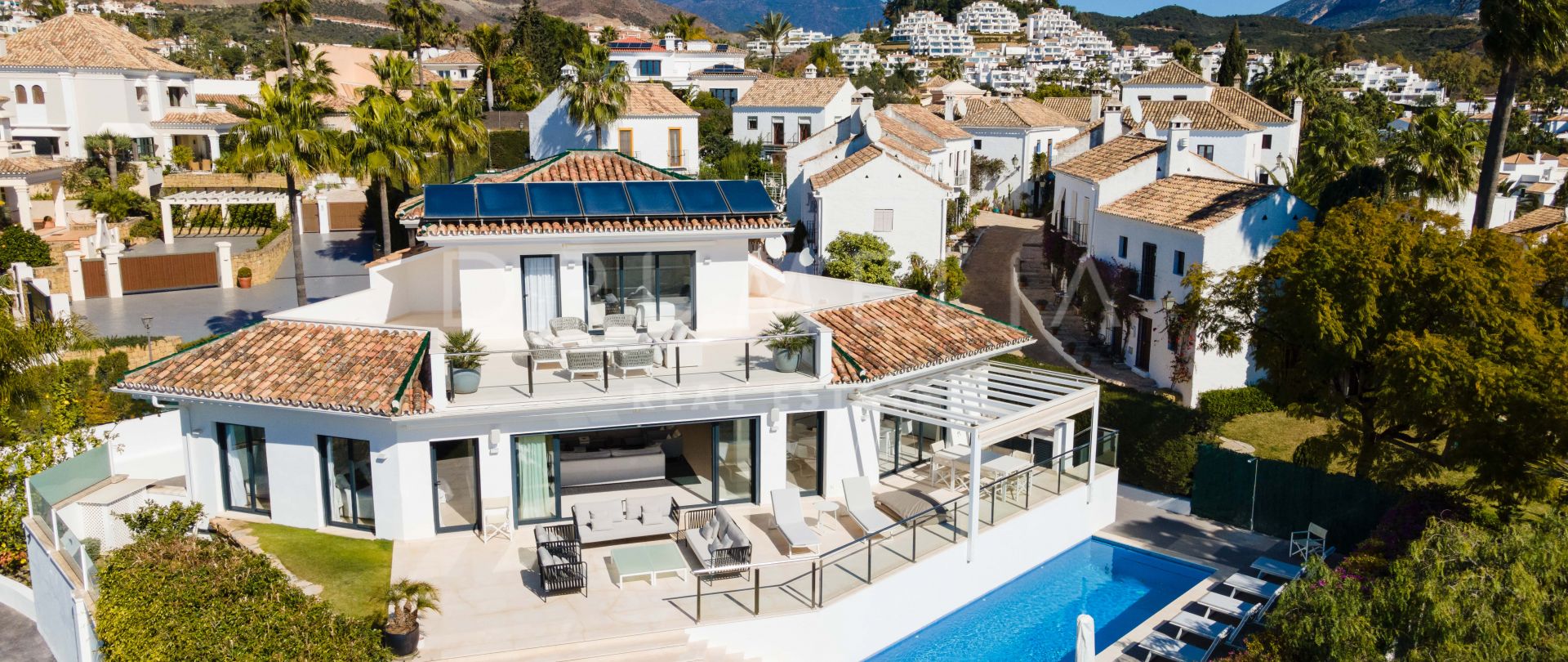 Élégante villa méditerranéenne moderne rénovée dans la magnifique Nueva Andalucia, Marbella