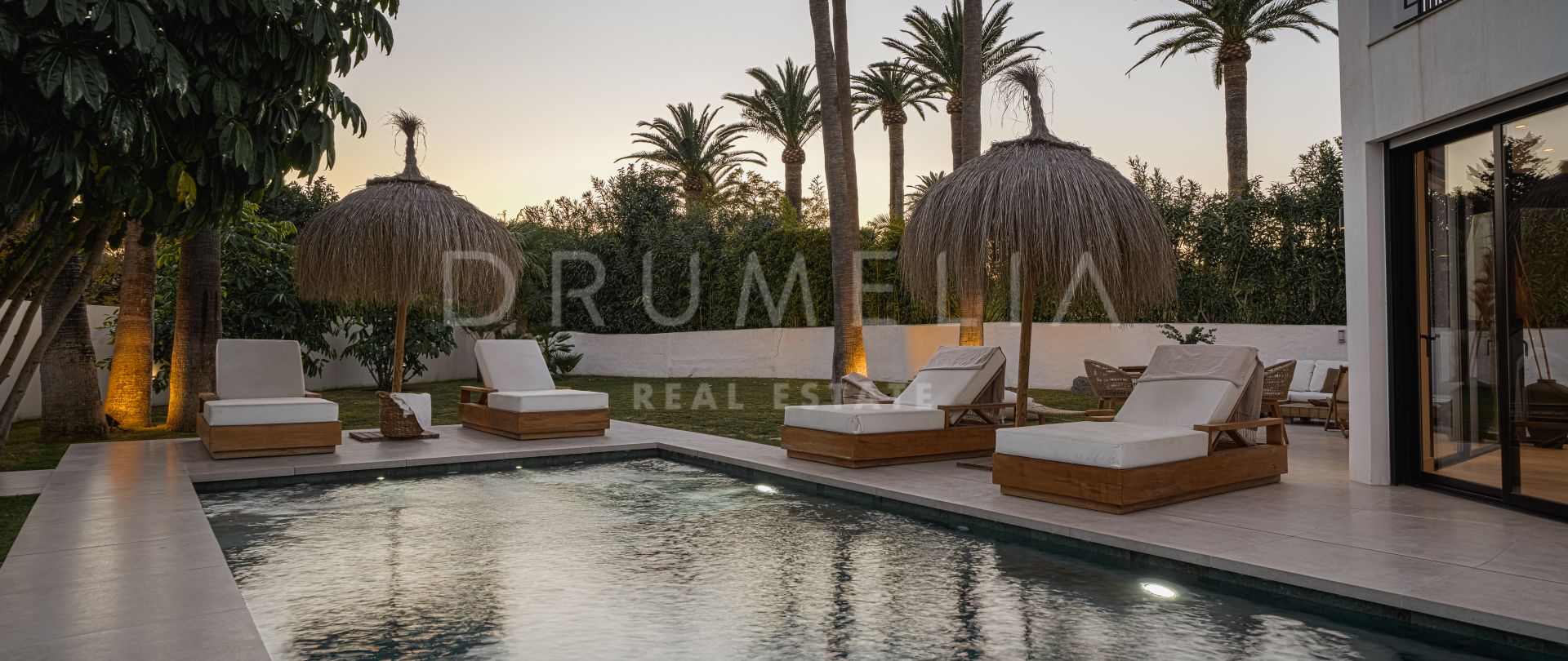 Elégante villa de luxe moderne avec vue sur le golf et les montagnes à Nueva Andalucía, Marbella