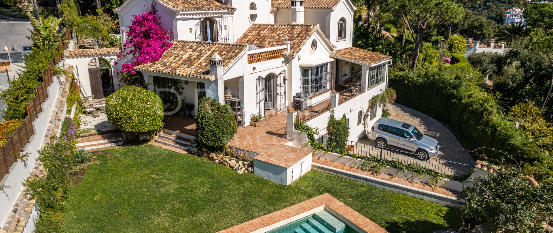 Llena de encanto, villa de diseño de estilo mediterráneo con vistas panorámicas en El Madroñal, Benahavís