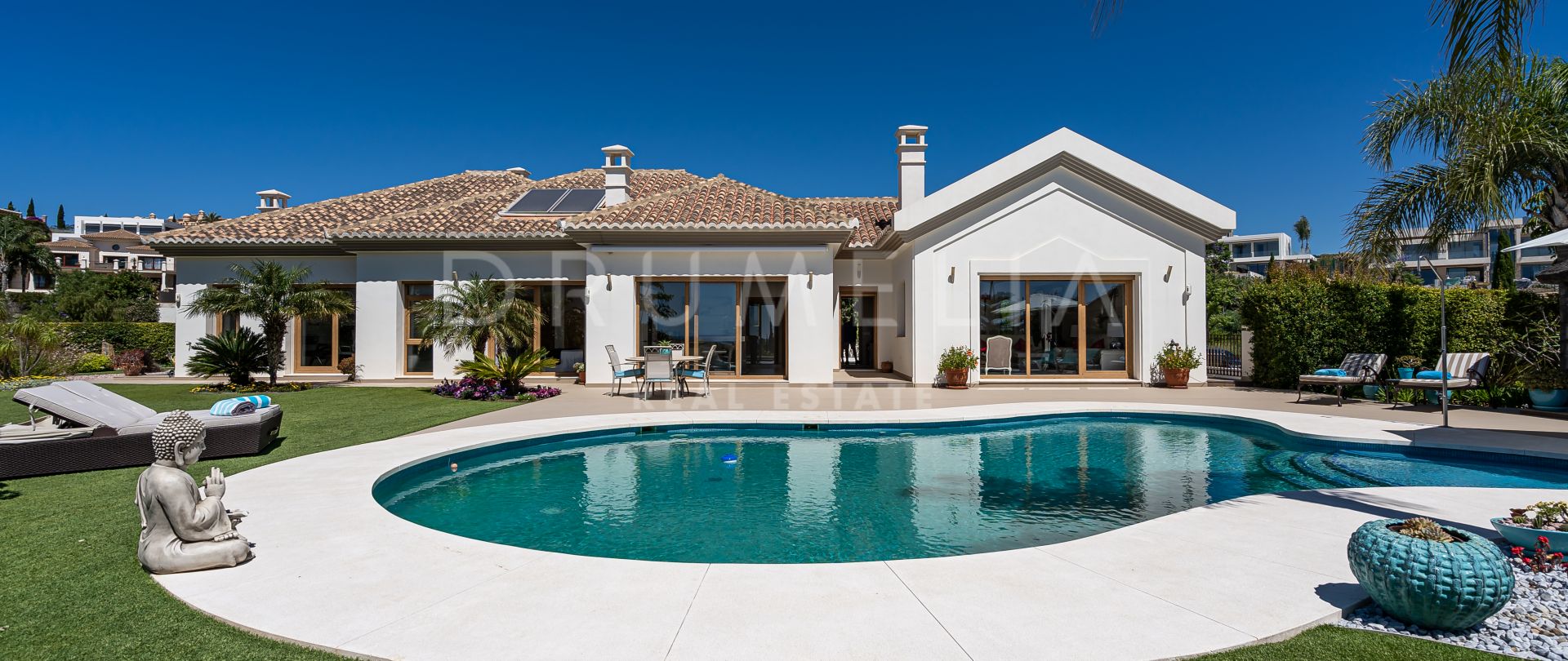 Charmig villa i andalusisk stil med klassisk modern inredning och havsutsikt, Los Flamingos,Benahavis