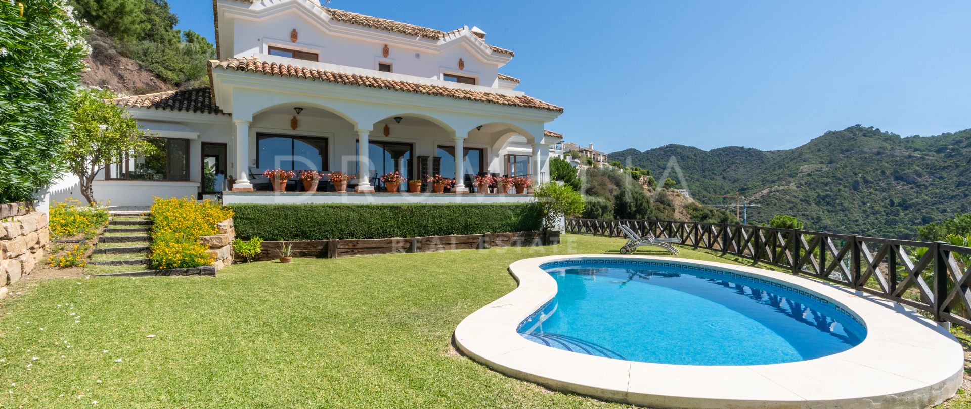 Vacker medelhavsinspirerad high-end villa med utsikt över havet och bergen i Monte Mayor, Benahavís