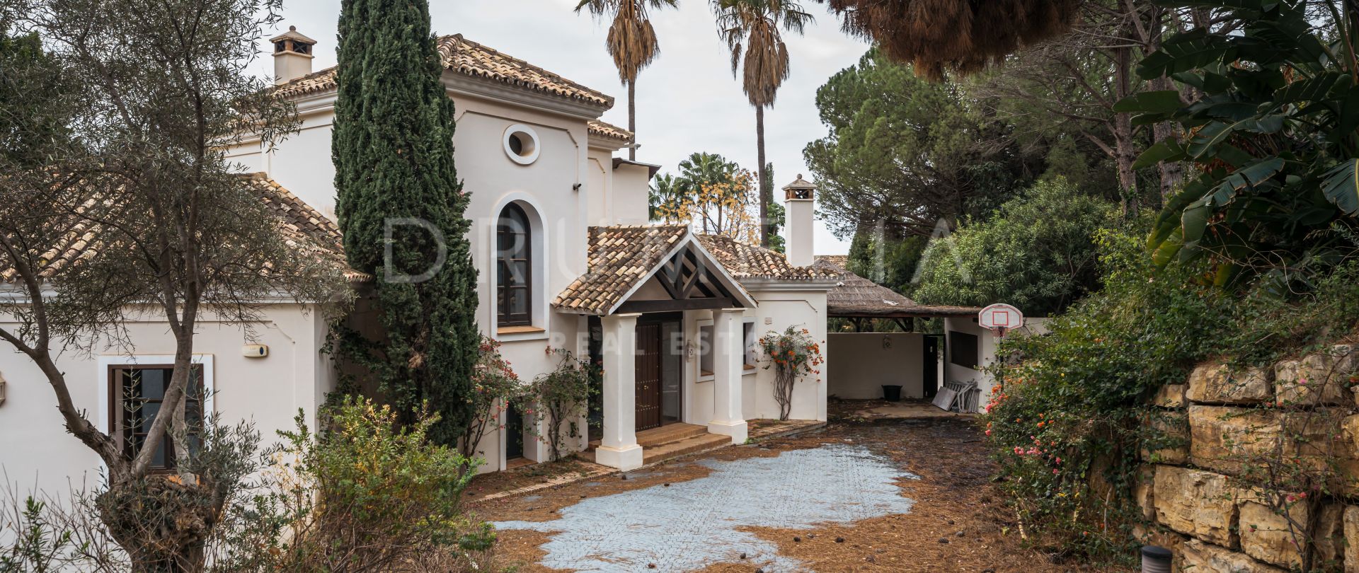 Charmante villa andalouse avec vue sur la mer et les montagnes à rénover, La Zagaleta, Benahavis