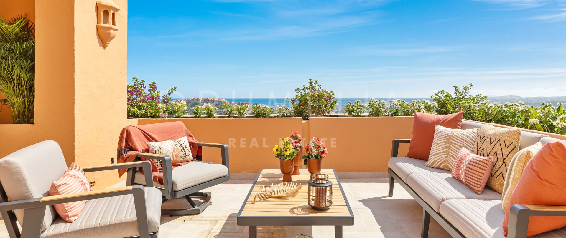 Schitterend modern gerenoveerd penthouse met zeezicht in Los Belvederes, Nueva Andalucia, Marbella