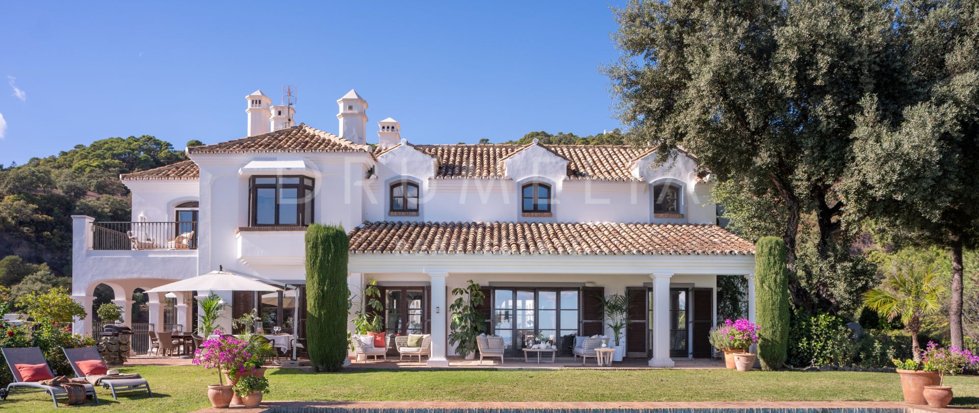 Klassische, elegante Luxusvilla im andalusischen Stil mit Meerblick in El Madroñal, Benahavís