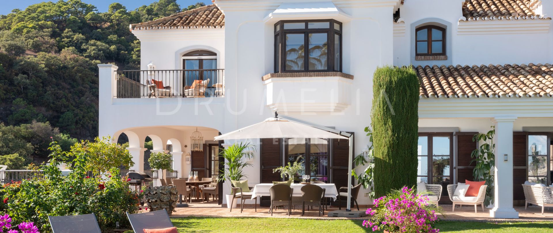 Classic Andalusian-style elegant luxury villa with sea views in high-end El Madroñal, Benahavís