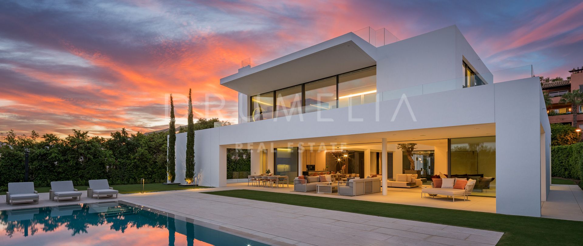 Gloednieuwe moderne high-end villa met uitzicht op zee en de bergen aan de Golden Mile van Marbella