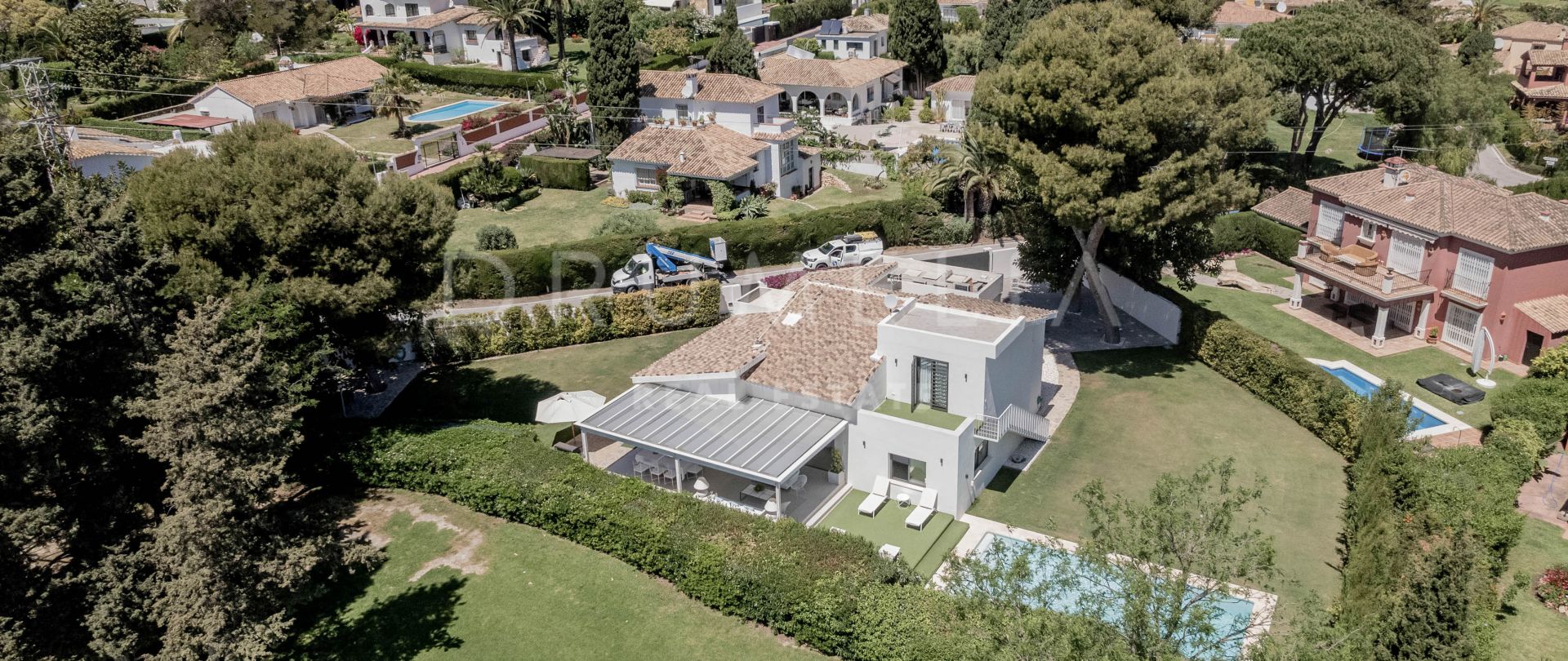 Elegante villa en primera línea de golf en venta en Guadalmina Alta, Marbella