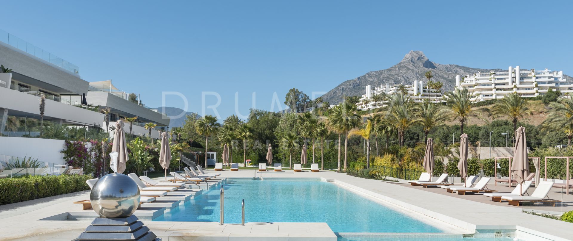 Spectaculair modern penthouse duplex met luxueuze kenmerken aan de Golden Mile van Marbella