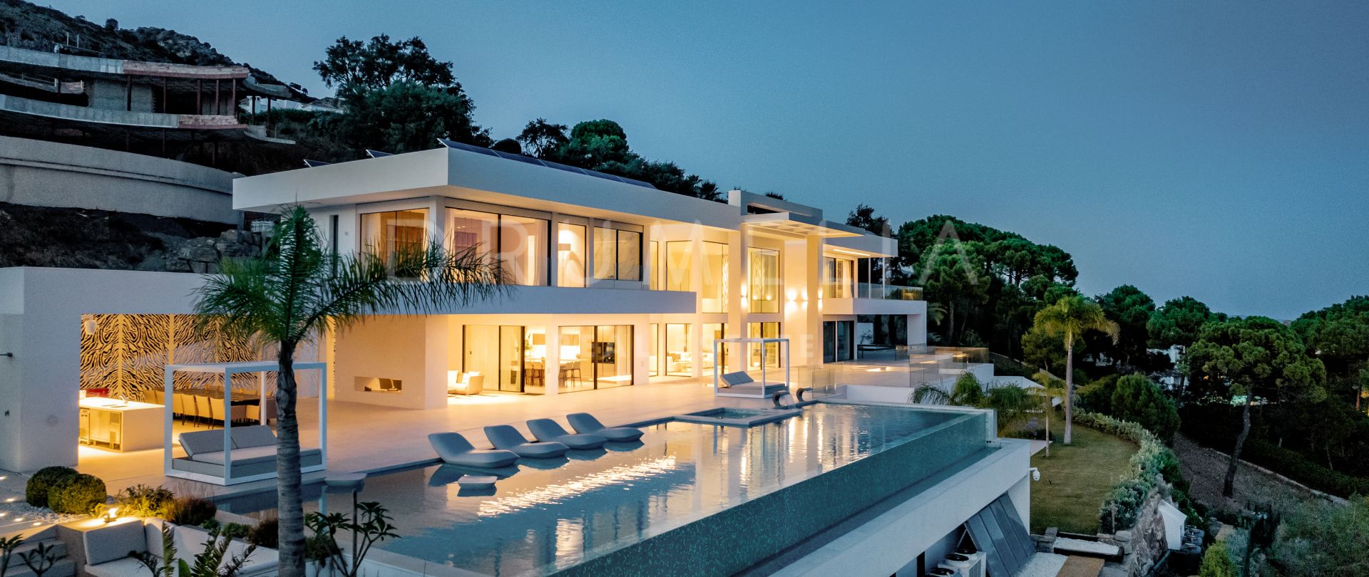 Magnifikt modernt hus med panoramautsikt över havet på Marbella Club Golf Resort, Benahavís