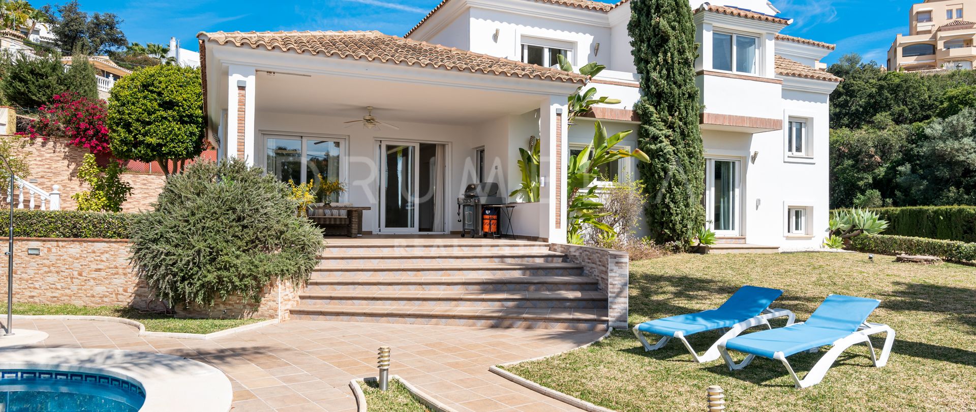 Elegante villa familiar de estilo clásico con vistas serenas en la hermosa Elviria, Marbella Este